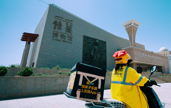 ▲有感于“重庆蝴蝶结女骑士”的故事，罗琴戴起同款蝴蝶结。重庆的蝴蝶结飘到了若羌。（摄影：施安）