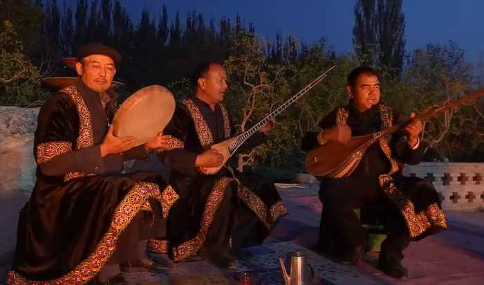 ▲民宿内，民间艺人演绎国家级非物质文化遗产“若羌赛乃姆”。（摄影：施安）