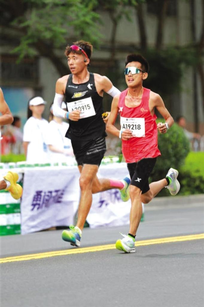     本土选手高成亮（左）和王涛在比赛中