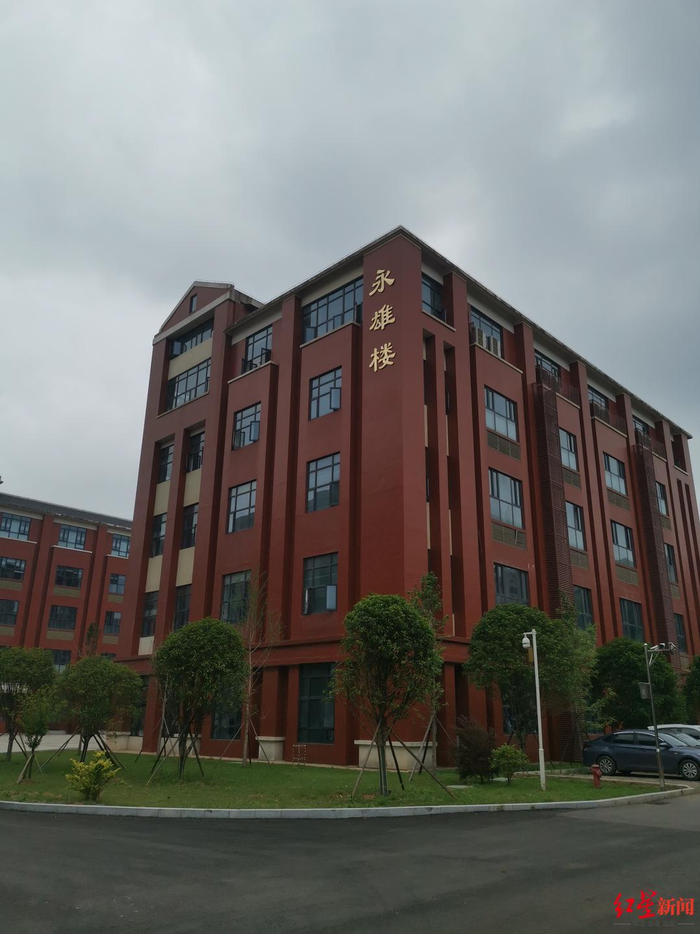 ↑湘潭大学永雄楼，由永雄集团与湘潭大学捐资共建。谭曼担任首任院长的信用风险管理学院在此办公