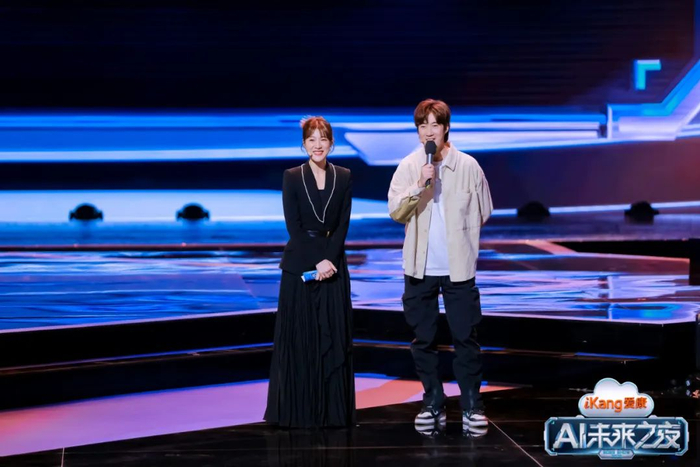 青年演员常远（右1）与主持人互动