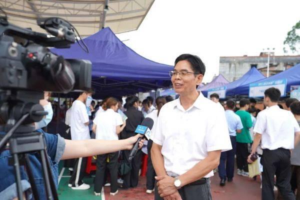 钦州市人力资源社会保障局党组书记、局长黄宗旺接受钦州电视台采访