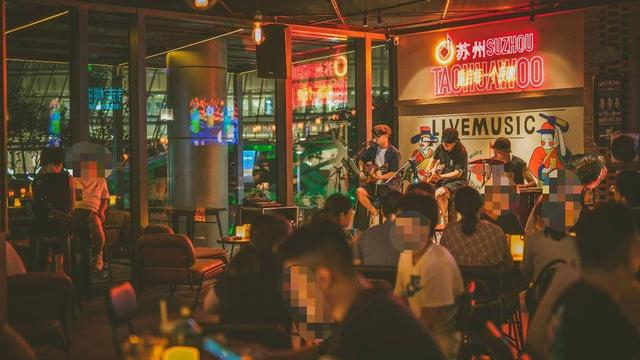 苏州一家特色小酒馆，坐满聊天喝酒听歌的年轻人。图源：大众点评