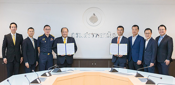 哪吒汽车携手BGAC公司，与泰国税务局签署协议，右一为保壮飞。来源：哪吒汽车泰国官网