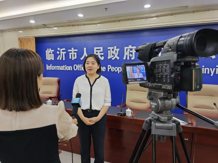 发布会后，媒体记者们采访了青年人才代表王丽苹。