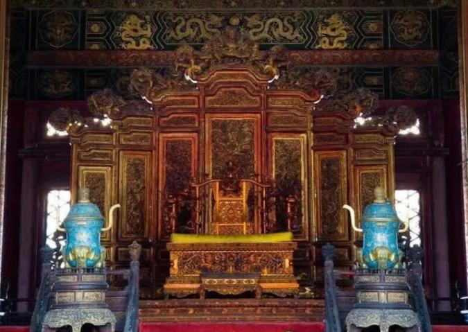  △太和殿内的金漆龙纹楠木宝座