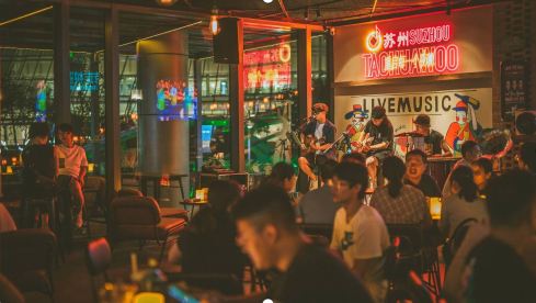 ▲苏州一家特色小酒馆，坐满聊天喝酒听歌的年轻人。图源：大众点评