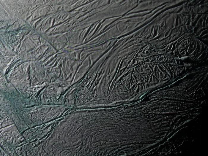 ↑土卫二的表面覆盖着冰层，冰层之下存在液态海洋