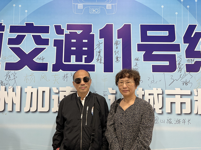 上海市民曹阿姨和方先生来试乘苏州地铁11号线