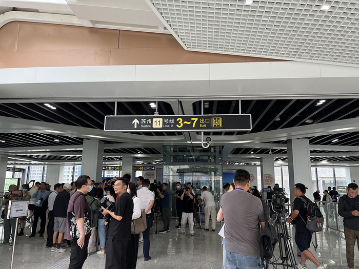 上海地铁11号线至苏州地铁11号线换乘通道