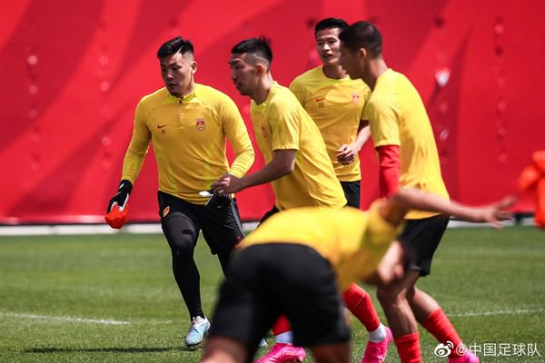 图说：国足在训练中