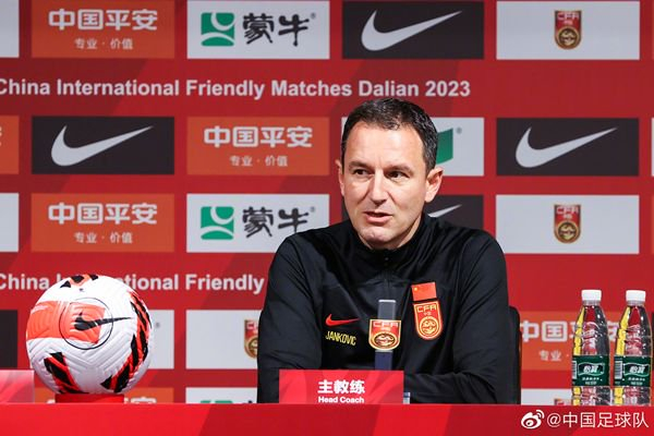 图说：扬科维奇在发布会上