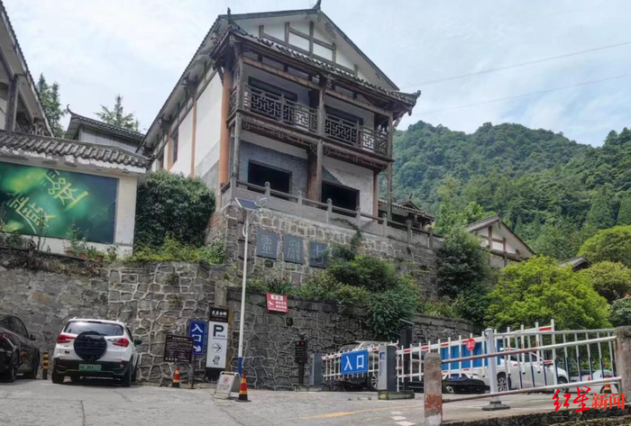 ▲灵岩山上山起点为一处停车场上方的步道，无需门票