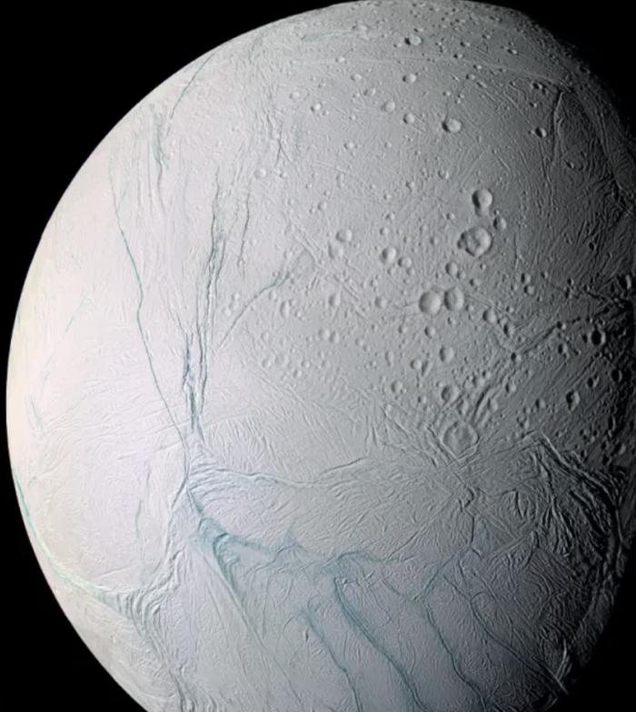 ↑“卡西尼”号所拍摄的土卫二表面