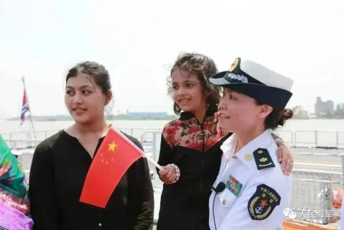 孟加拉女孩沁与随舰到访的中国军医盛睿方相拥  图：人民海军微信号