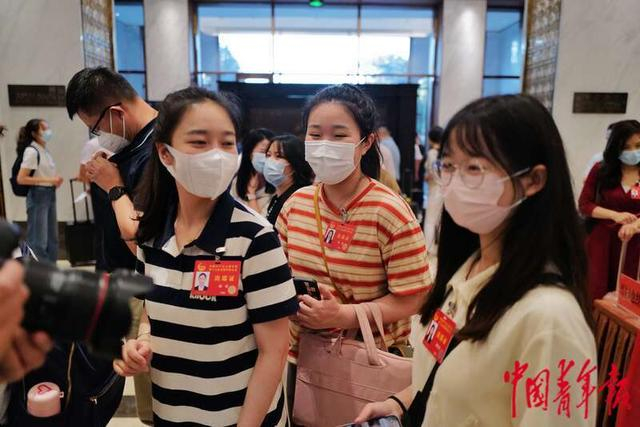 6月17日，北京友谊宾馆，出席中国共产主义青年团第十九次全国代表大会的代表抵达驻地。中青报·中青网记者 赵迪/摄