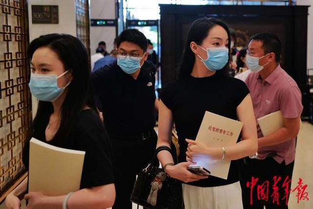 6月17日，北京友谊宾馆，出席中国共产主义青年团第十九次全国代表大会的代表等待办理相关手续。中青报·中青网记者 赵迪/摄