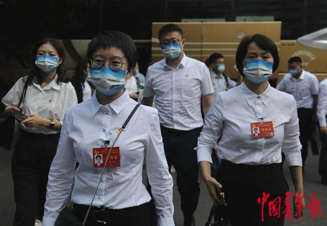 6月17日，北京友谊宾馆，来自辽宁的共青团十九大代表下车走向驻地，准备报到。中青报·中青网记者 陈剑/摄