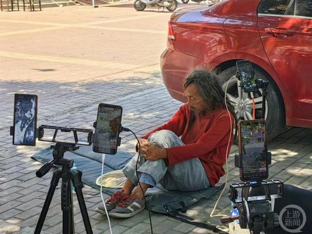 ▲来自大营镇的多位主播追随刘彦弘来到德州市附近，直播他的全天生活。 摄影/上游新闻记者 张锦