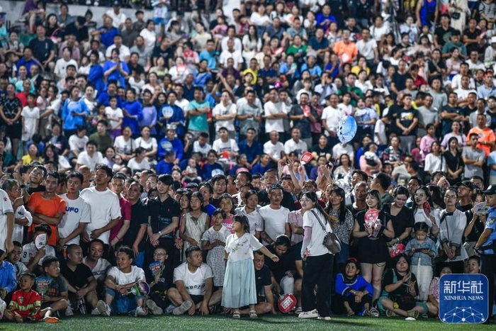 6月10日，人们观看贵州“村超”足球赛。新华社记者 杨文斌 摄