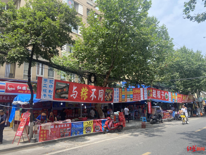 ▲“粽子一条街”外摆商摊