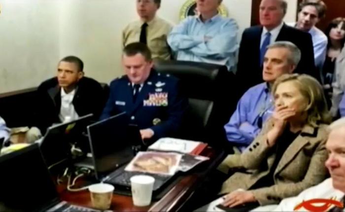 ·奥巴马在白宫战情室看袭杀本·拉登的直播，后排右二为布林肯。