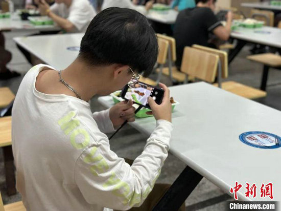 学生用镜头记录毕业餐。电子科大供图