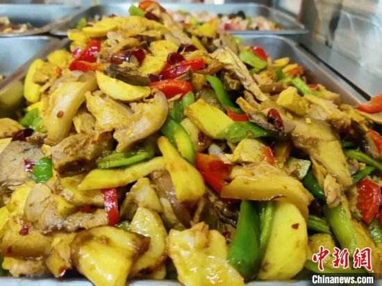 每一道菜都寄托着食堂工作人员对毕业生的祝福。电子科大供图