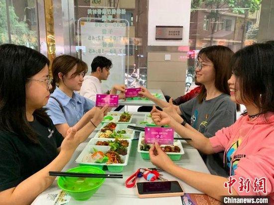 学生享用毕业餐。电子科大供图