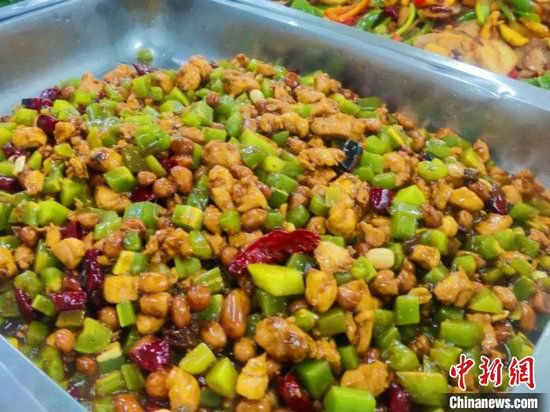 每一道菜都寄托着食堂工作人员对毕业生的祝福。电子科大供图