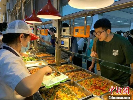 食堂阿姨为学生打毕业餐。电子科大供图