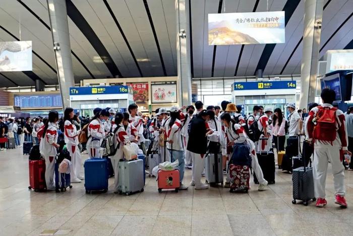 6月5日早上7点多，北京南站已经挤满了一波又一波出省研学的学生团：短短一个小时，来自五所中小学的几百人相继踏上了去往上海、黄山等地的列车。摄影/本刊记者 李明子