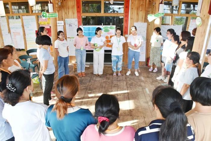 图注：徐颖在贵州和乡村妇女们一起参加团队组织建设