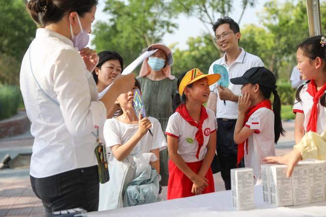 零碳游园会答题。新京报记者 王远征 摄