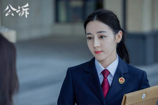 迪丽热巴饰演检察官安旎。  图片来自官方微博