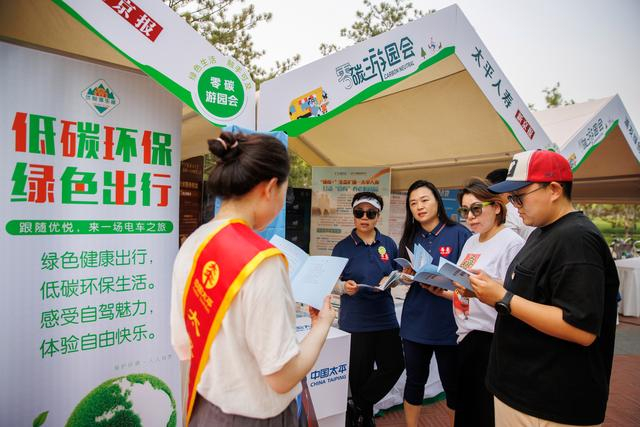 市民在听金融从业者介绍反诈知识。新京报记者 王子诚 摄