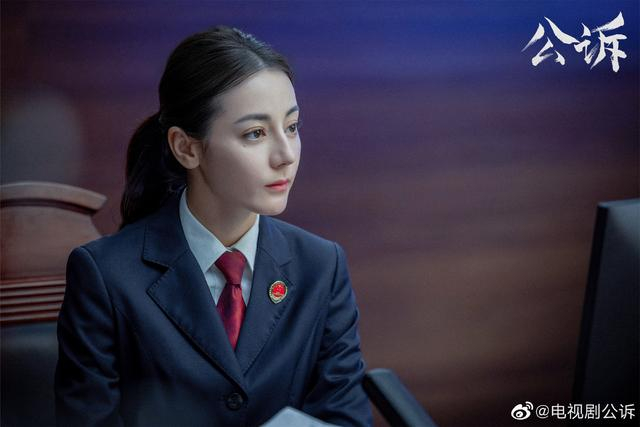 迪丽热巴饰演的检察官绝不能台词出错。  图片来自官方微博