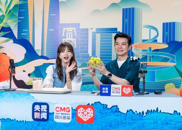 “鲁冰花”组合介绍四川特产桃花李。刘富言 摄