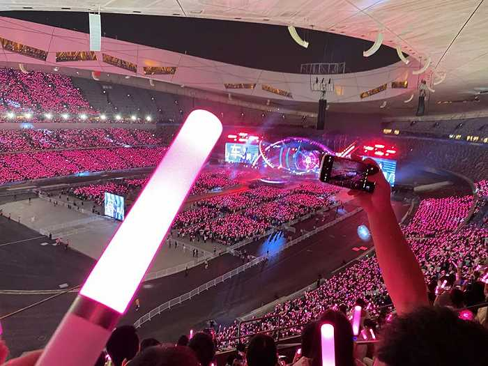 五月天鸟巢演唱会现场，140元的荧光棒会随着现场场控变化颜色。图 / 受访者提供