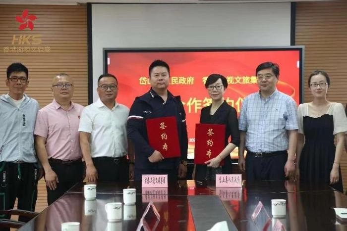 仪式上，香港卫视文旅产业集团董事局主席赵洪涛和岱山县副县长唐燕妮进行了现场签约。