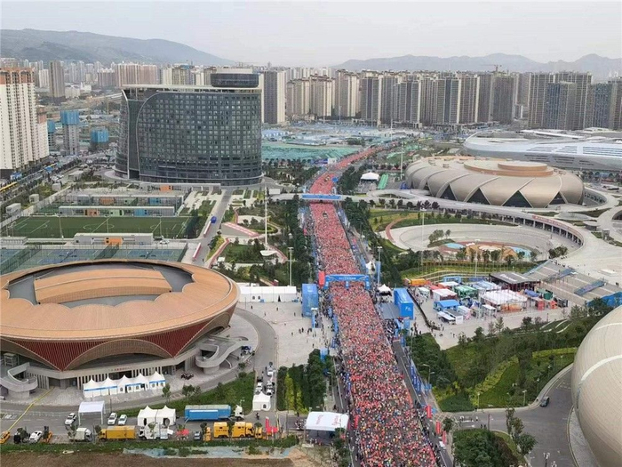 ▲2023年兰州马拉松开跑现场俯瞰