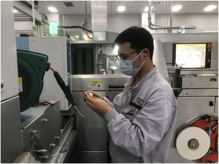 图为四川宽窄优品商贸有限公司员工工作场景