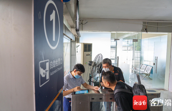 　　6月19日，旅客在新售票大厅有序排队检票上车。记者 吴兴财 摄