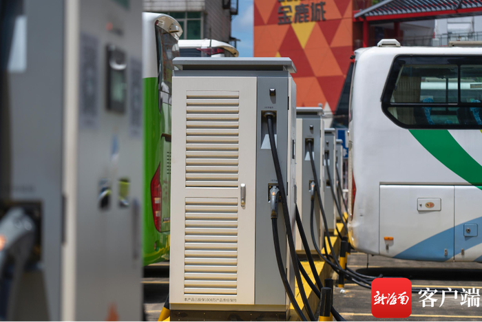 6月19日，新海口汽车东站谋划多元业态新增充电业务。记者 吴兴财 摄