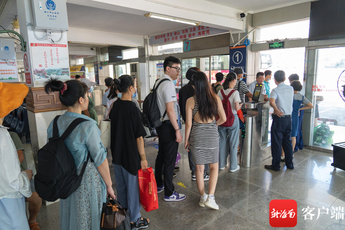 　　6月19日，旅客在新售票大厅有序排队检票上车。记者 吴兴财 摄