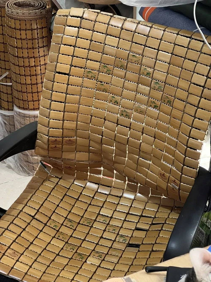 麻将席油光滑亮,厚度高,比较坚硬,较好保存,但舒适性差,像睡硬板床