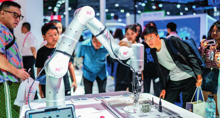 观众在贵阳举行的 2023 中国国际大数据产业博览会上参观了解智能机械（2023 年 5 月 26 日摄）陶亮摄 / 本刊
