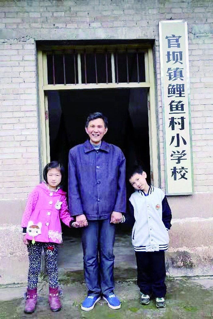     方凤富和鲤鱼村小学的学生