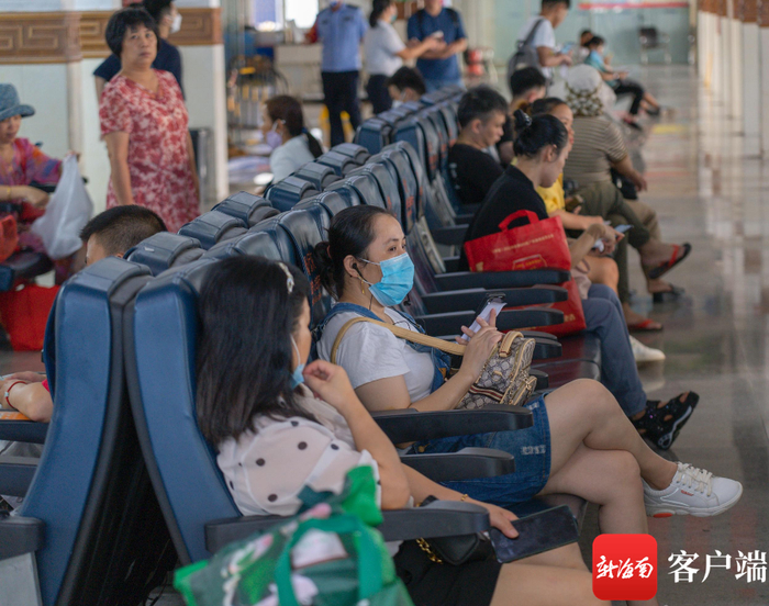 6月19日，旅客在新售票大厅候车等待。记者 吴兴财 摄