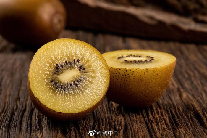 切成两半的黄金果，图库版权图片，转载使用可能引发版权纠纷